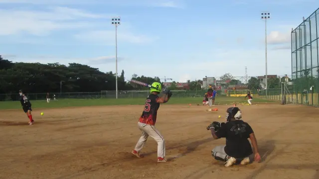 Tim Softball Sulawesi Tenggara membajak 3 pelatih nasional dan asing menuju PON XX Papua Oktober 2021 mendatang.(Liputan6.com/Ahmad Akbar Fua)