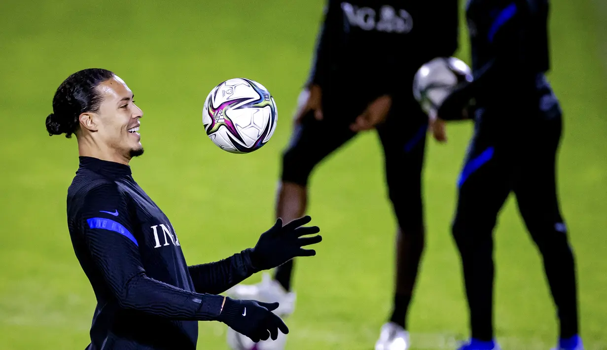 Bek Belanda, Virgil van Dijk mengontrol bola saat mengikuti sesi latihan tim di Kampus KNVB di Zeist (9/11/2021). Belanda akan bertanding melawan Montenegro pada Grup G Kualifikasi Piala Dunia 2022 di Stadion Podgorica City, Minggu (14/11/2021) pukul 02.45 WIB. (AFP/ANP/Robin Van Lonkhuijsen)