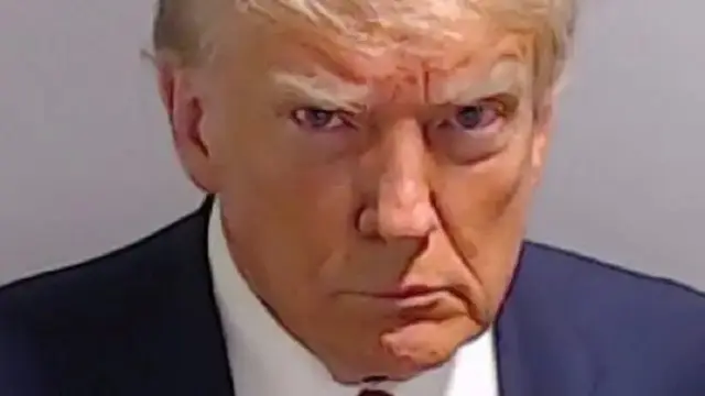 Foto Donald Trump yang diambil saat proses penyerahan diri dan penahanannya pada Rabu (24/8/2023). (Dok. Kantor Sheriff Fulton County)