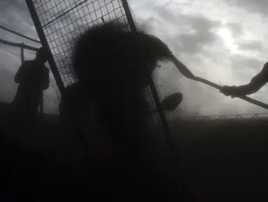 Buruh Afghanistan bekerja di pasar arang di pinggiran Kabul, Afghanistan (18/12/2019). Di musim dingin, harga kayu dan arang naik di antara semua kebutuhan lain untuk warga Afghanistan. (AP Photo / Rahmat Gul)