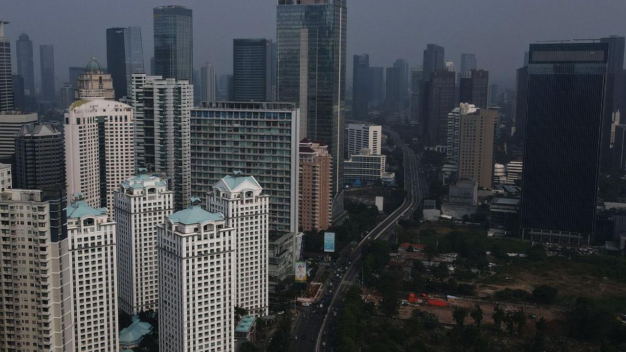 Pemandangan gedung-gedung perkantoran di Jakarta, Sabtu (8/6/2024). Menteri Keuangan (Menkeu) Sri Mulyani mengungkapkan, realisasi belanja negara per April 2024 mencapai Rp849,2 triliun atau 25,5 persen dari target Anggaran Pendapatan dan Belanja Negara (