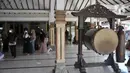 Saat masuk ke serambi masjid, terdapat dua buah beduk yang berfungsi sebagai penanda masuk waktu salat. Dari dua beduk itu salah satunya yang berada di sebelah kiri masjid merupakan peninggalan Sunan Kalijaga. (merdeka.com/Iqbal S. Nugroho)