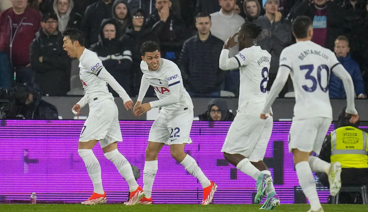 Selebrasi para pemain Tottenham Hotspur merayakan gol ke gawang West Ham United yang dicetak Brennan Johnson (kedua kiri) pada laga pekan ke-31 Premier League 2023/2024 di London Stadium, London, Selasa (2/4/2024) malam. (AP Photo/Kirsty Wigglesworth)