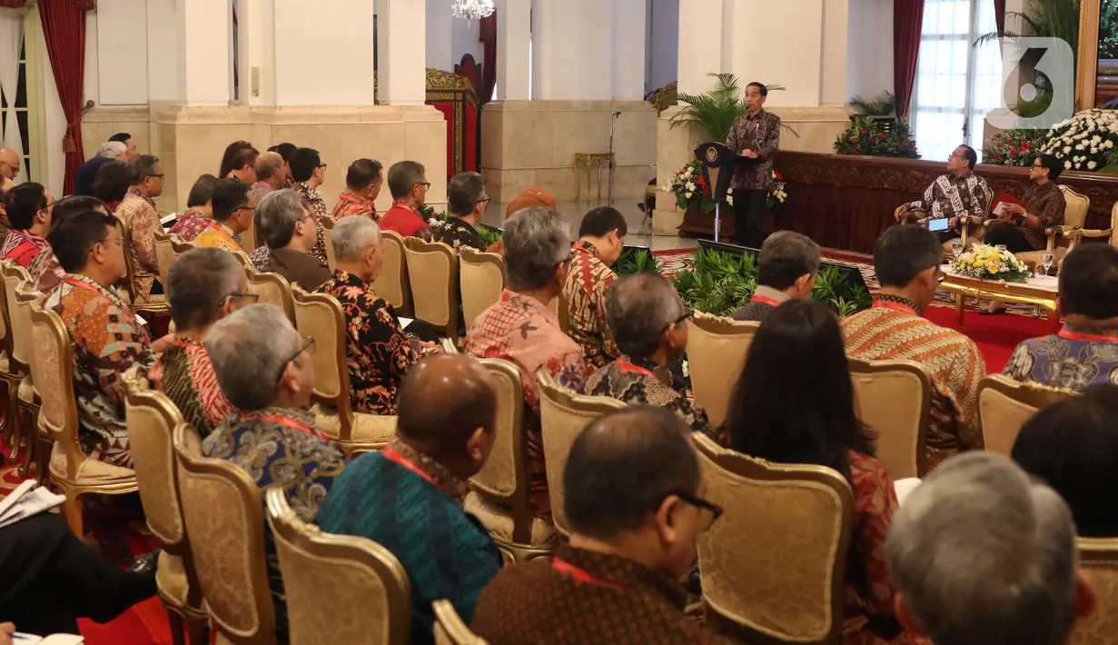 Presiden Joko Widodo menyampaikan sambutan saat membuka Rapat Kerja (Raker) Kepala Perwakilan RI dengan Kementerian Luar Negeri (Kemenlu) di Istana Negara‎, Kamis (9/1/2020). Pembukaan Raker ditandai dengan pemukulan gong oleh Jokowi didampingi Menlu Retno Marsudi. (Liputan6.com/Angga Yuniar)