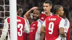 Para pemain Arsenal merayakan gol yang dicetak oleh Raheem Sterling ke gawang Bolton Wanderers dalam laga putaran ketiga Carabao Cup 2024/2025 yang digelar di Emirates Stadium, Kamis (26/9/2024). (AP Photo/Kirsty Wigglesworth)