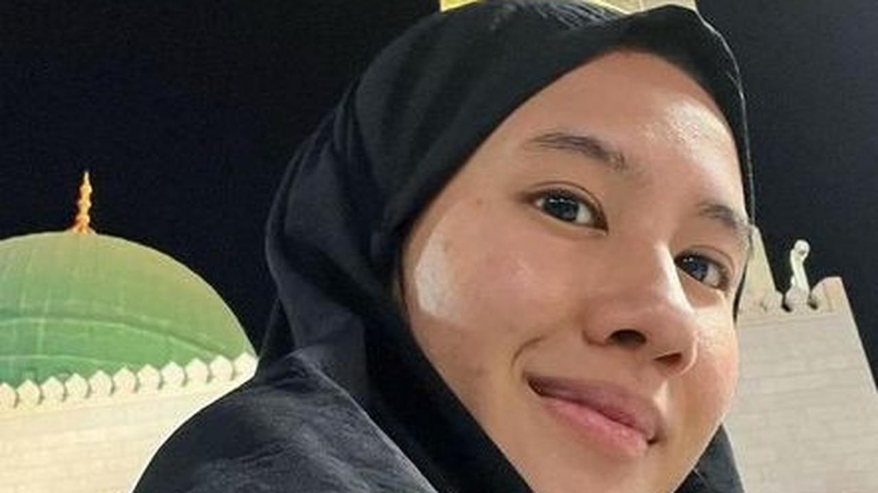 Tampil Memesona dengan Gamis Serba Hitam, Intip Potret Shenina Cinnamon Jalani Ibadah Umrah