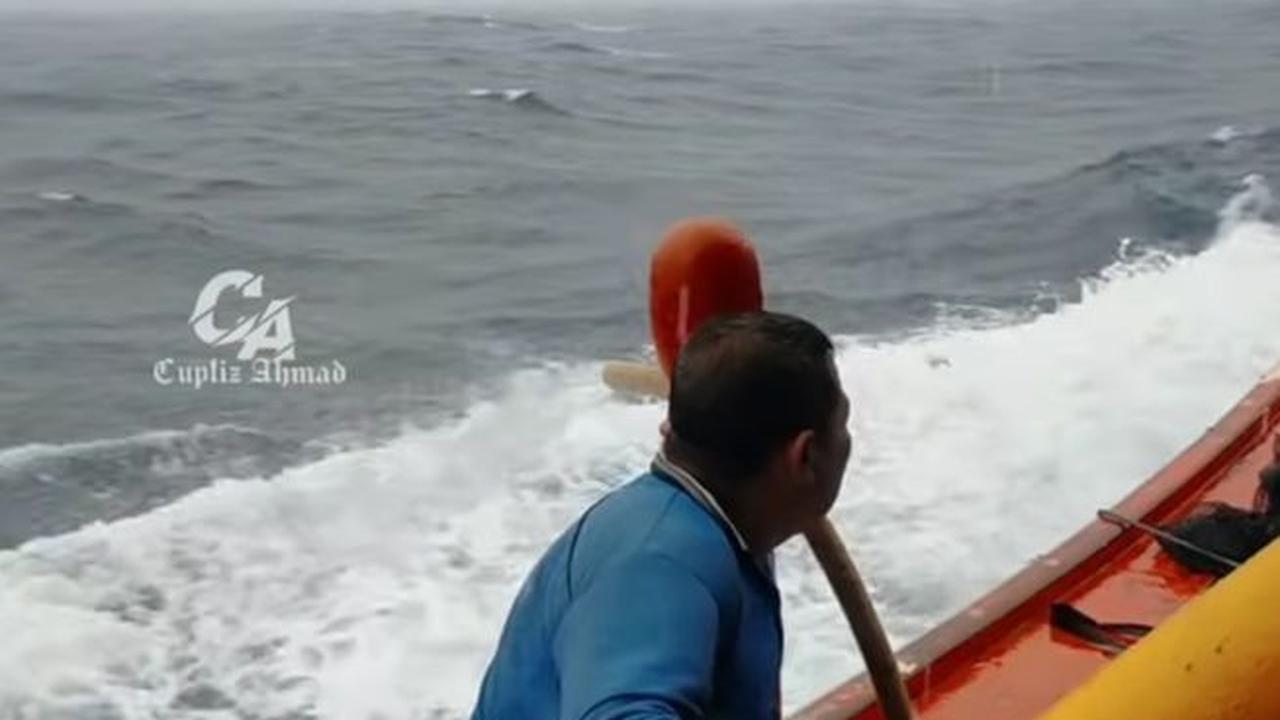 Melansir dari akun Youtube Cupliz Ahmad, membagikan video merekam potret kehidupan nelayan di tengah laut.