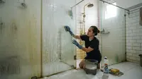 Cara Membersihkan Kerak Kamar Mandi Membandel dengan Bahan Alami hingga Pembersih Khusus