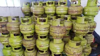 Untuk menghadapi bertambahnya kebutuhan masyarakat, Himpunan Wiraswasta Nasional Minyak dan Gas (Hiswana Migas) Garut, Jawa Barat, segera mendapatkan jatah pasokan baru gas LPG 3 kg hingga 54 ribu tabung. (Liputan6.com/Jayadi Supriadin)