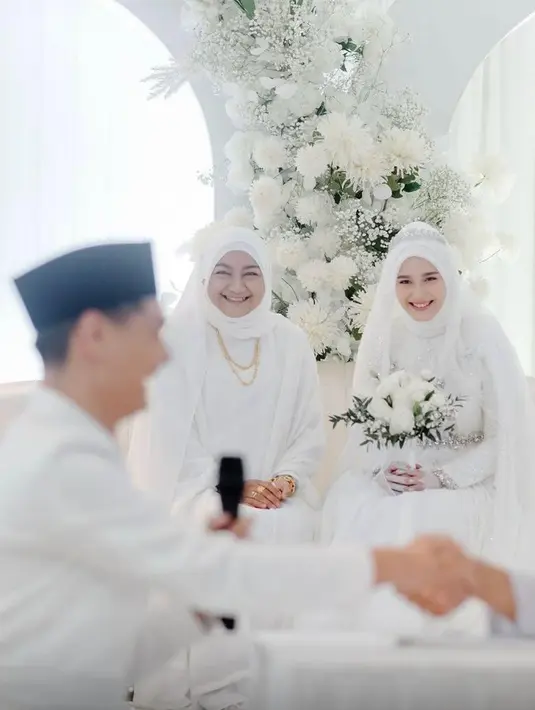 Potongan lengan panjang dengan detail renda menambah sentuhan romantis dan feminin, sementara cape berbahan tulle transparan memberikan kesan dramatis yang tetap berkelas. [@yxsmine.ow].