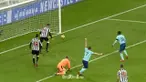 Marc Pugh melakukan selebrasi lebih awal karena menganggap bola tersebut akan masuk. This video is presented by Ballball.