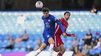 Pemain Chelsea Kai Havertz berduel dengan bek Liverpool Trent Alexander-Arnold pada pekan kedua Liga Inggris di Stamford Bridge, Minggu (20/9/2020). (AP Photo/Matt Dunham, Pool)