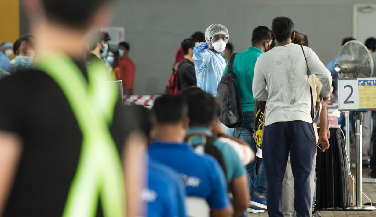 Para pekerja yang siap kembali bekerja mengantre untuk menjalani pengujian COVID-19 di pusat penapisan (screening) regional di Singapura (10/6/2020). (Xinhua/Then Chih Wey)