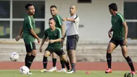 Timnas Indonesia saat berlatih di Stadion Universitas Kasetsart, Bangkok, Kamis (15/11/2018), jelang melawan Thailand. (Bola.com/Muhammad Iqbal Ichsan)