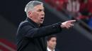 Melihat timnya belum berkembang dan terus ditekan, Carlo Ancelotti mulai kesal dan terus memberikan arahan dari pinggir lapangan. Hingga babak pertama usai skor masih tetap 0-0. (AFP/Cesar Manso)