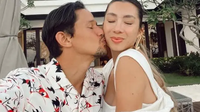 Pasangan artis memilih menikah di luar negeri karena berbeda agama. (Foto: Marcell Siahaan dan Rima Melati Adams/Instagram)