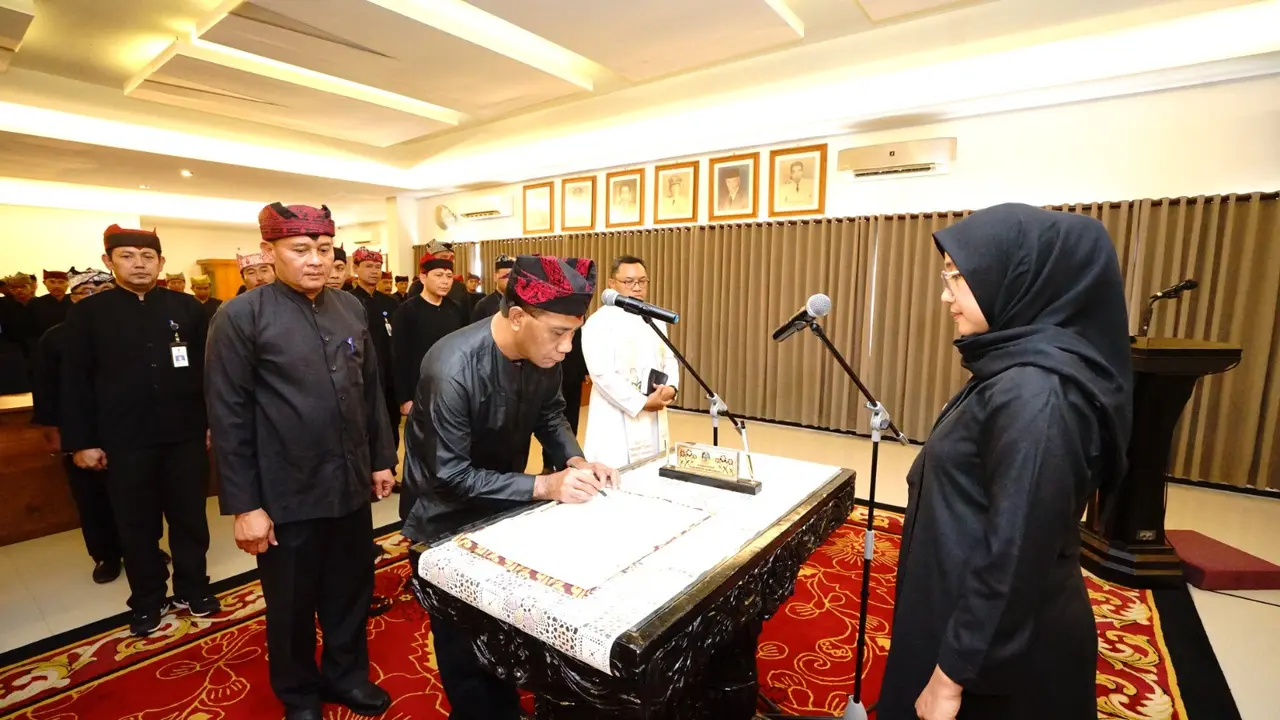 Bupati Banyuwangi Ipuk Fiestiandani memutasi sejumlah penajabat di lingkungan Pemkab Banyuwangi (Istimewa)