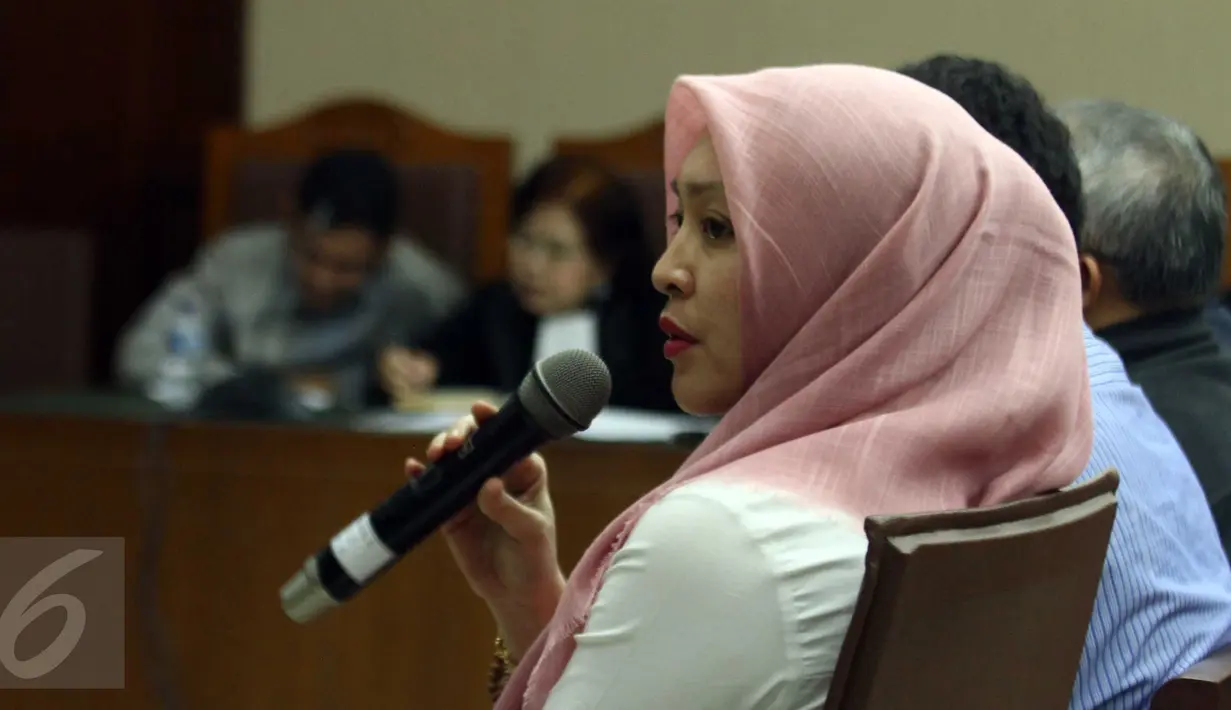 Terpidana kasus korupsi, Angelina Sondakh bersaksi untuk tersangka M. Nazaruddin di Pengadilan Tipikor, Jakarta, (6/1). Mantan anggota DPR Komisi X tersebut menjadi saksi kasus suap  PT Duta Graha Indonesia dan PT Nindya Karya. (Liputan6.com/Helmi Afandi)