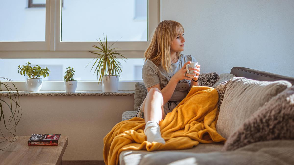 Cara Keluar dari Zona Introvert: Langkah Kecil yang Realistis Tanpa Harus Berubah Jadi Ekstrovert