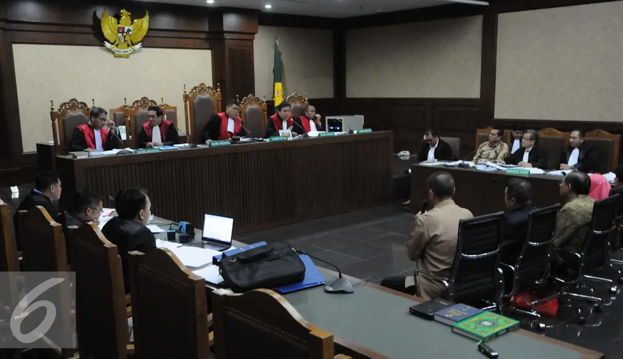 Suasana persidangan saat Sugianto Kusuma (Aguan) dan anaknya, Richard Halim Kusuma menjadi saksi untuk Mohamad Sanusi terkait kasus Raperda Reklamasi Pantai Utara Jakarta, Rabu (7/9).  (Liputan6.com/Helmi Afandi)