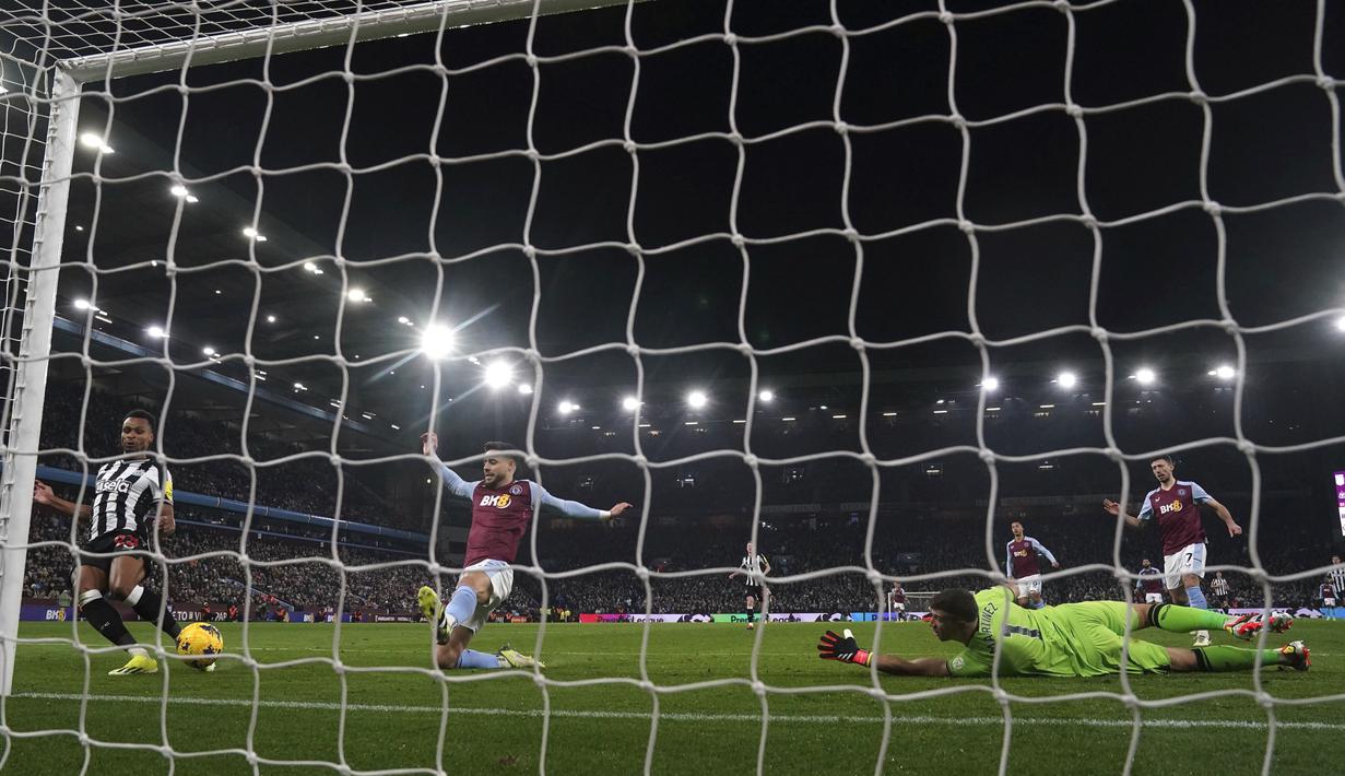 Pemain Newcastle United, Jacob Murphy, mencetak gol ke gawang Aston Villa pada laga Liga Inggris di Stadion Villa Park, Birmingham, Selasa (30/1/2024). (Jacob King/PA via AP)