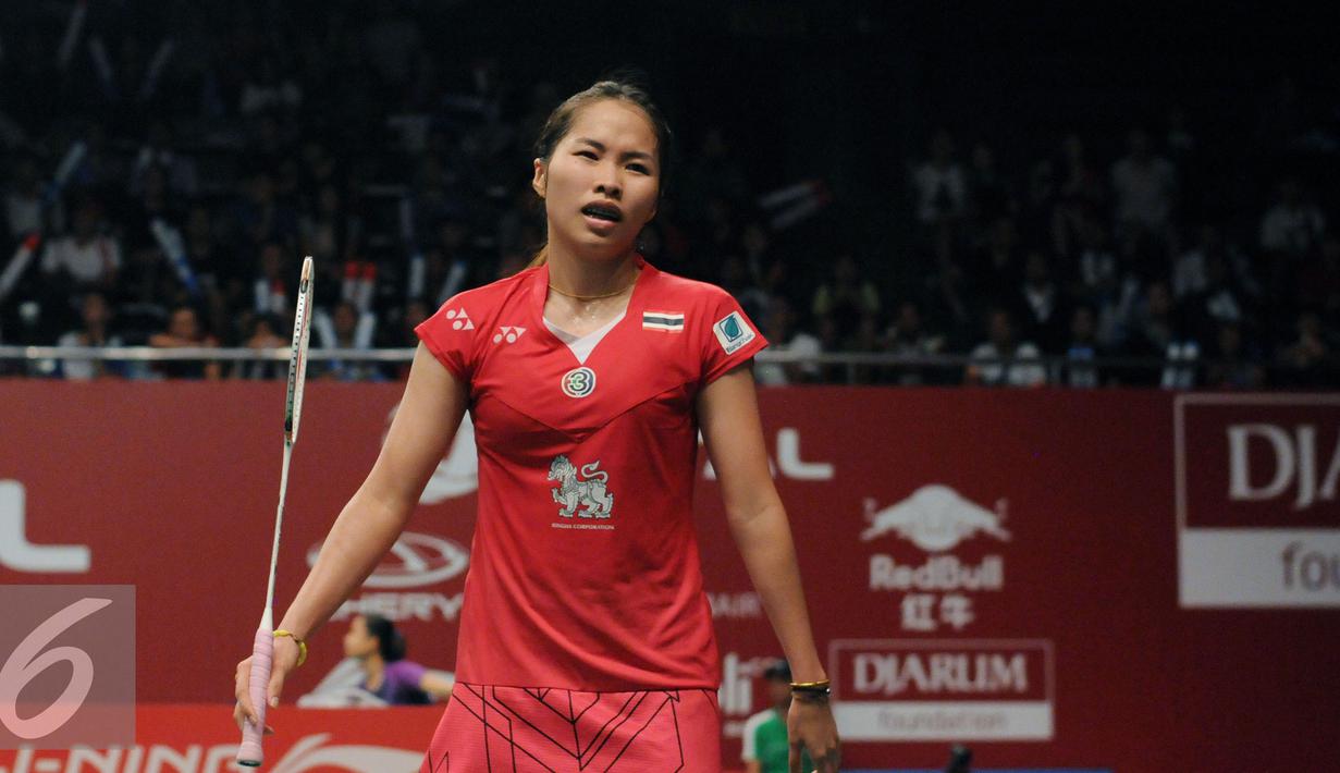 Pebulutangkis tunggal putri Thailand, Ratchanok Intanon saat tampil melawan Lindaweni Fanetri (Indonesia) di Total BWF Championships 2015 di Jakarta, Kamis (13/8/2015). Laga Intanon terhenti akibat cedera. (Liputan6.com/Helmi Fithriansyah)