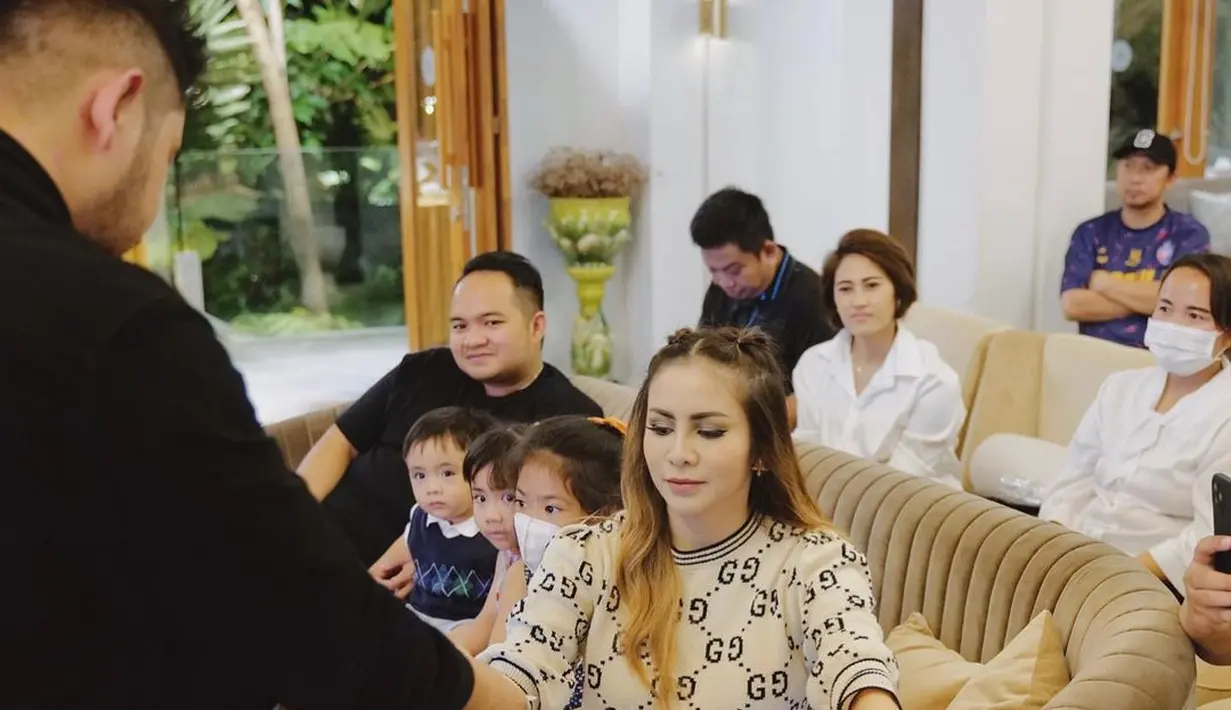 Momo Geisha melengkapi outfit mahalnya dengan aksesori, seperti cincin dan jam tangan [@therealmomogeisha]