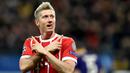 2. Robert Lewandowski - Striker mematikan milik Bayern Munchen ini tak hanya handal dalam membobol gawang lawan. Pria Polandia itu berhasil menuntaskan gelar sarjananya di jurusan Pendidikan Fisik di Sekolah Olahraga Warsawa. (AFP/John Thys)