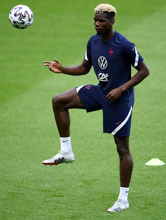Gelandang Prancis Paul Pogba mengontrol bola selama sesi latihan menjelang pertandingan persahabatan dengan Bulgaria di Stade de France di Saint-Denis, utara Paris, Senin (7/6/2021). Timnas Prancis akan bersua Bulgaria pada laga uji coba jelang Euro 2020, Rabu (9/6) dinihari WIB. (FRANCK FIFE / AFP)