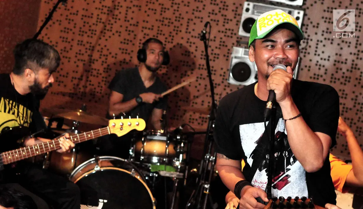 Vokalis Iis 'Rodinda' bersama Marcell Siahaan saat latihan singel berjudul "Indonesia Bersatu" di Nu Straight Studio Cipete, Jakarta, Selasa (14/11). (Liputan6.com/Helmi Afandi)