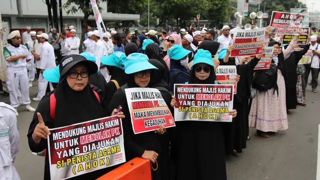 Aksi Massa Pro dan Kontra Ahok di Luar Sidang PK