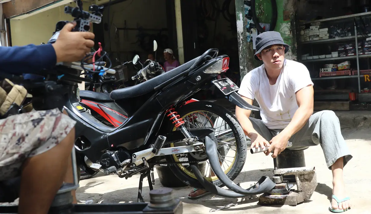 Vokalis band Repvblik, Ruri dalam pembuatan video klip 'Sayang Sampai Mati' di kawasan Depok, Jawa Barat, Kamis (19/1). Band Repvblik membuat video klip dengan konsep  tentang orang susah yang memperjuangkan pasangannya. (Liputan6.com/Herman Zakharia)