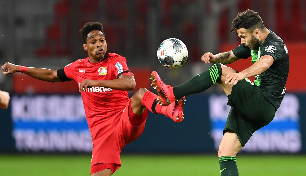 Gelandang Wolfsburg, Renato Steffen, berebut bola dengan bek Bayer Leverkusen, Wendell, pada laga pekan ke-28 Bundesliga di Stadion Bay Arena, Selasa (26/5/2020) waktu setempat. Wolfsburg menang 4-1 atas Bayer Leverkusen. (AFP/Marius Becker/POOL)