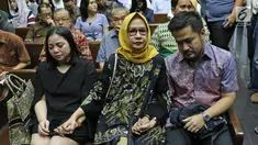 Terdakwa kasus dugaan korupsi investasi perusahaan di Blok Basker Manta Gummy (BMG) Australia tahun 2009, Karen Agustiawan (tengah) didampingi keluarganya saat akan menjalani sidang pembacaan putusan di Pengadilan Tipikor, Jakarta, Senin (10/6/2019). (Liputan6.com/Herman Zakharia)