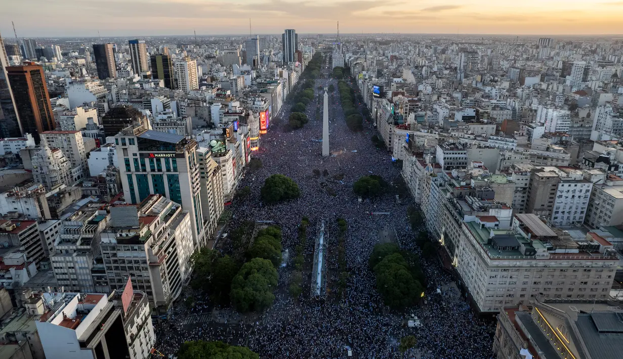 Suporter memadati Obelisk untuk merayakan kemenangan timnas sepak bola Argentina atas Prancis pada pertandingan final Piala Dunia Qatar 2022 di Buenos Aires, Argentina, 18 Desember 2022. Argentina menang 4-2 dalam drama adu penalti setelah pertandingan berakhir imbang dengan skor 3-3. (AP Photo/Rodrigo Abd)