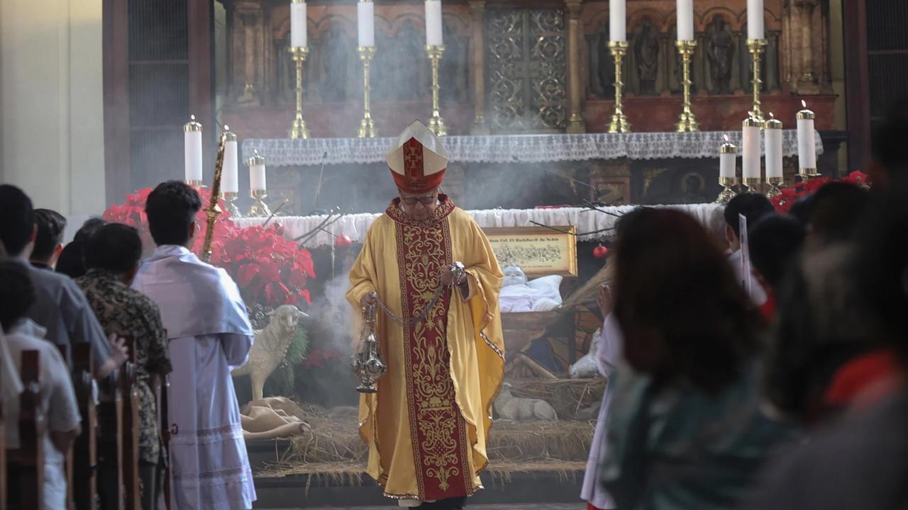 FOTO: Suasana Khidmat Misa Natal 2025 di Gereja Katedral Jakarta Dihadiri Ribuan Umat