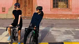 Bukan hanya sekedar hobi, bersepeda juga dijadikan Mey Chan untuk menjaga tubuhnya tetap bugar. Kali ini, wanita asal Malang tersebut tampak kompak bersepeda dengan Titi Rajo Bintang. (Liputa6.com/IG/@ditaofficial.id)