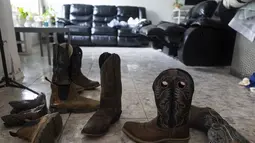 Sepatu dan sofa rusak dalam banjir Senin di rumah Cecilia Perez di Haltom City, Texas pada Selasa, 23 Agustus 2022. Hujan deras turun setelah wilayah ini kering selama berbulan-bulan dengan suhu mencapai suhu 100 derajat fahrenheit. (Yffy Yossifor/Star-Telegram via AP)