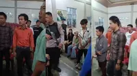 Kronologi 17 Sales Obat Herbal Diboyong Warga ke Kantor Polisi