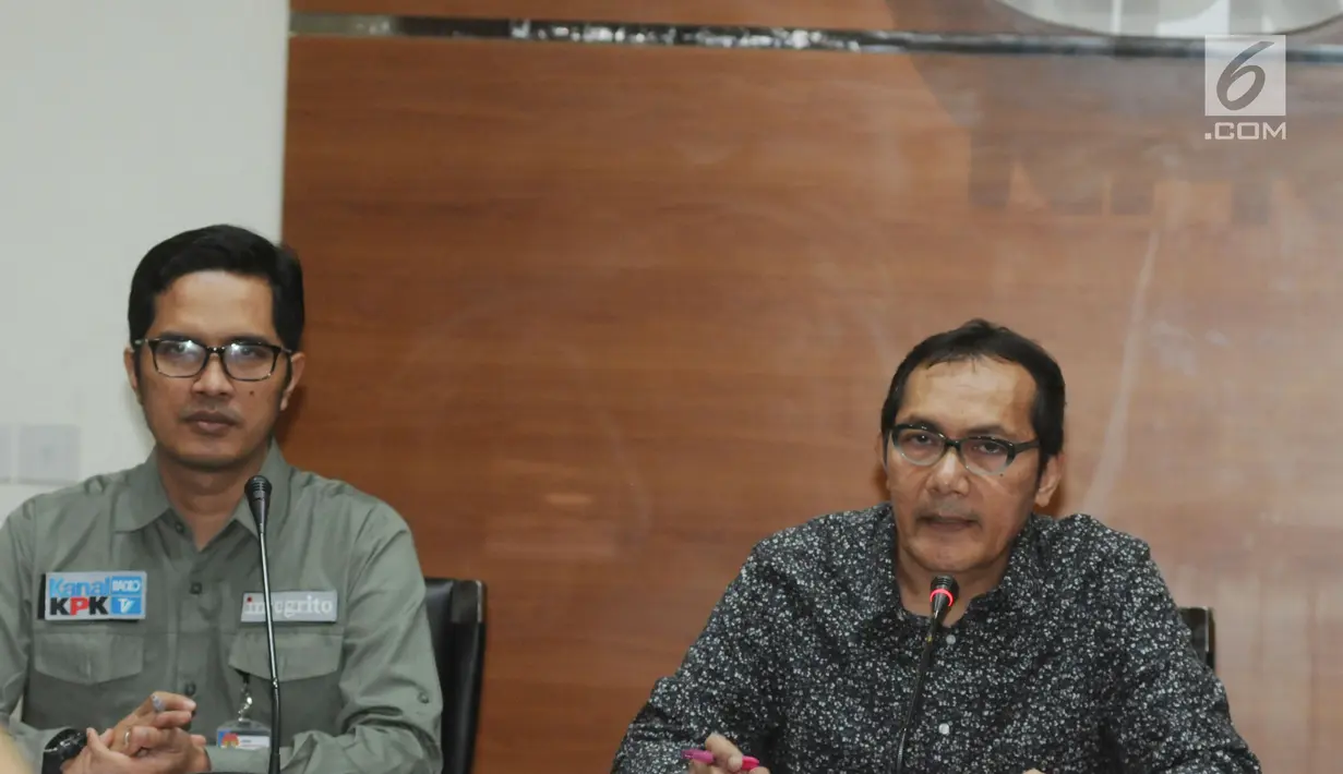 Wakil Ketua KPK Saut Situmorang (kanan) didampinggi Juru bicara KPK Febri Diansyah memberikan keterangan terkait Oprasi Tangkap Tangan di dua wilayah Kota Blitar dan Kabupaten Tulungagung di gedung KPK, Jakarta, Jumat (8/6). (Merdeka.com/Dwi Narwoko)