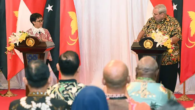 Menteri Luar Negeri RI Retno Marsudi melakukan pertemuan dengan Menlu Papua New Guinea Justin Tkatchenko untuk serangkaian agenda bilateral (Kemlu RI).