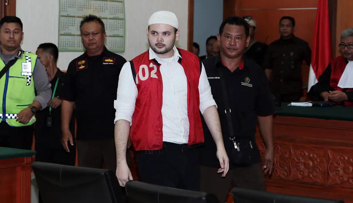 Penyanyi Ridho Rhoma membuat heboh. Ia ditangkap 25 Maret atas kepemilikan narkoba di sebuah hotel. Anak Rhoma Irama itu ditangkap bersama temannya serta barang bukti diamankan sabu 0,7 gram dan alat hisap. (Deki Prayoga/Bintang.com)