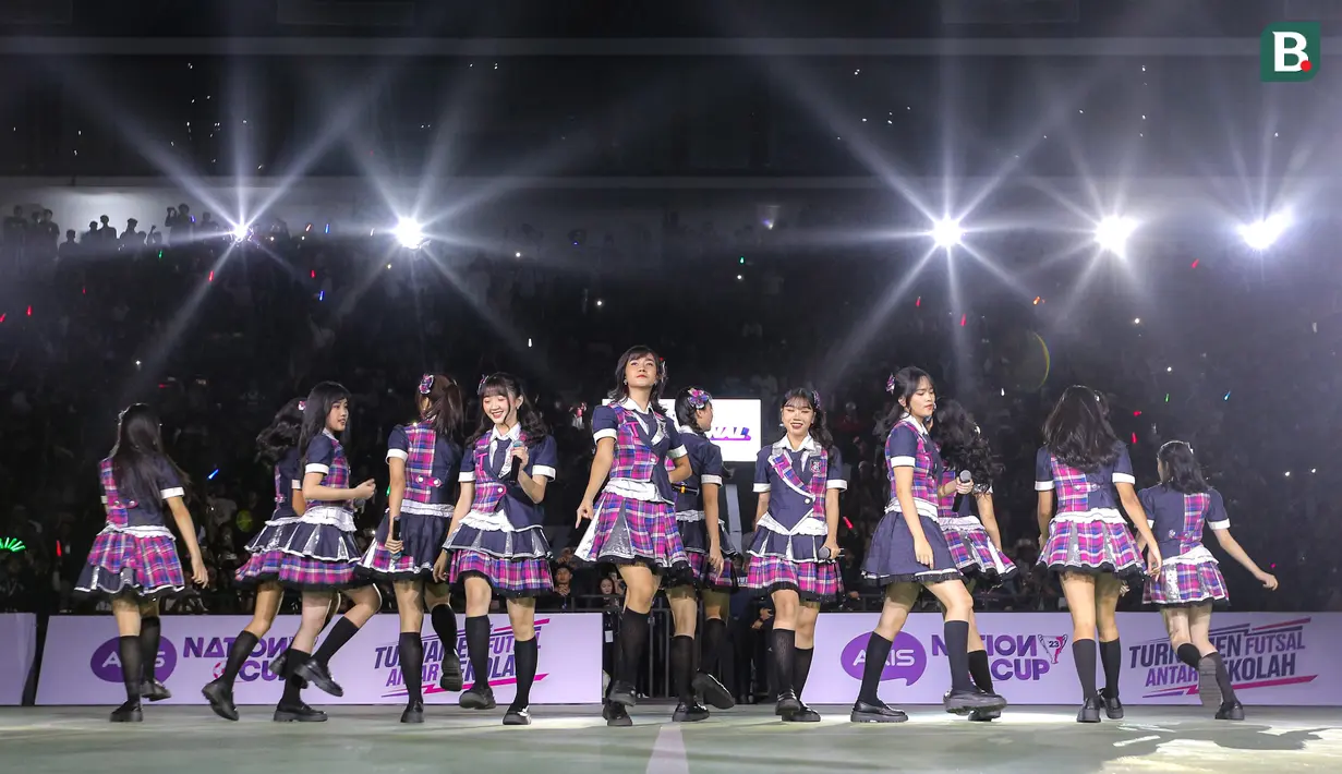 Penampilan JKT48 saat acara Grand Final AXIS Nation Cup 2023 di Istora Senayan, Jakarta, Minggu (15/10/2023). JKT48 yang tampil dengan 12 personel, menggebrak dengan lagu pertama "Aitakata" atau Ingin Bertemu. (Bola.com/Bagaskara Lazuardi)