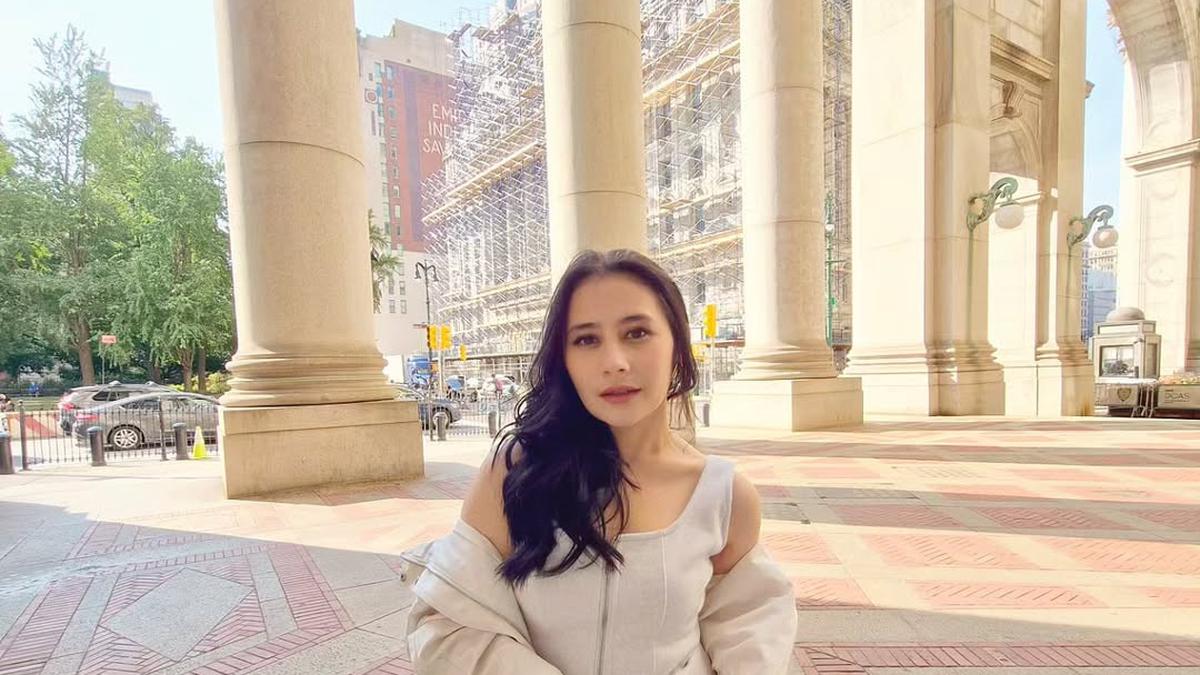 Pesona Prilly Latuconsina di New York: Gaya Simpel nan Elegan dengan Tas Hermes Miliaran Rupiah!