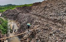FOTO: Penampakan Gunung Sampah di TPA Cipayung yang Overload hingga Nyaris Tutup Aliran Sungai