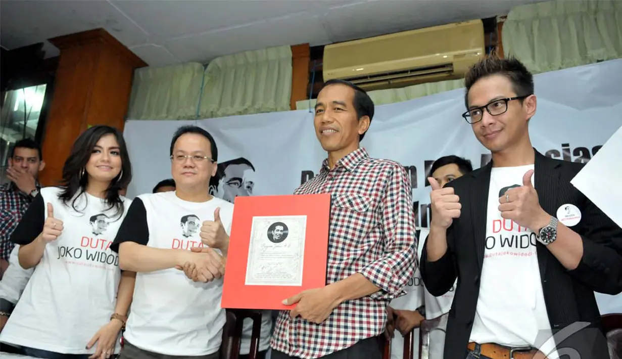 Para musisi mendaulat Jokowi sebagai capres anti pembajakan. Mereka memberikan penghargaan berupa Piagam Johar 4U kepada politisi PDIP itu , Jakarta, Jumat (30/5/2014) (Liputan6.com/Panji Diksana)