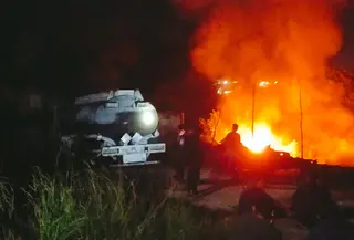 Kebakaran hebat melanda sebuah gudang yang diduga menjadi lokasi penimbunan BBM ilegal jenis solar di Jalan Raden Gunawan, Lampung. (Foto: Istimewa)