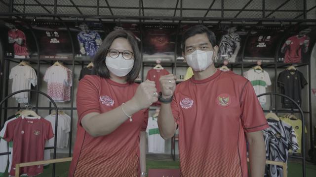 Wakil Sekjen PSSI, Maaike Ira Puspita (kiri) bersama Bambang Pamungkas (kanan) dalam konferensi pers virtual Lifebuoy.