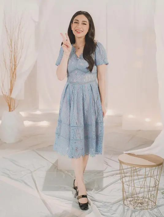 Celine Evangelista tampil cantik dengan sebuah midi dress lengan pendek berwarna biru muda. Mana padu padan paling chic menurutmu, Sahabat FIMELA? [Foto: Instagram/raffinagita1717]