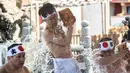 Para penganut Shinto menuangkan air dingin ke tubuh mereka saat melangsungkan ritual ketahanan di Kuil Kanda Myojin, Tokyo, Jepang, Sabtu (26/1). Ritual ini untuk mensucikan  jiwa dan raga. (Martin Bureau/AFP)